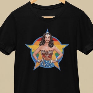 ワンダーウーマン プライドフラッグ LGBTQ ゲイ プライド シャツ (Patrick Scott Designs 作)