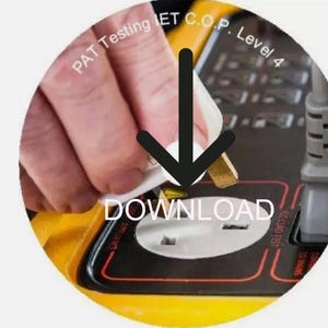 Könnte beinhalten: Ein gelbes PAT-Prüfgerät mit einer schwarzen Steckdose und dem Text "PAT Testing ET C.O.P. Level 4" oben. Eine Hand ist zu sehen, die einen Stecker in die Steckdose steckt.