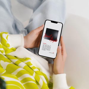 以下が含まれることがあります： 黒い背景に赤い文字で「Devil's Night」と書かれたグラフィックが表示されたスマートフォン。スマートフォンは両手で持たれており、白と黄色の模様のセーターが見える。画面には「Kill Switch」の文字も表示されている。