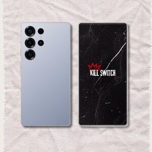 以下が含まれることがあります： 2台のスマートフォン。1台は水色、もう1台は黒。水色の電話には複数のカメラレンズがあります。黒い電話は、白と赤で「KILL SWITCH」というテキストが入った大理石模様を表示しています。