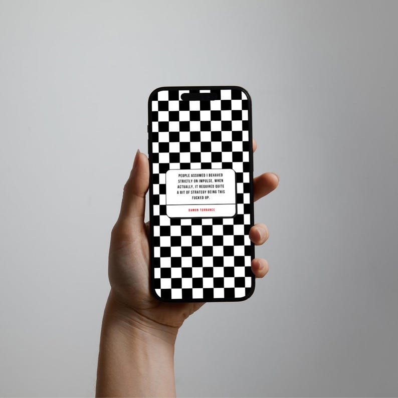以下が含まれることがあります： 白黒の市松模様のスマートフォンケース。画面には、白いボックスに引用句が表示されています。「People assumed I behaved strictly on impulse, when actually, it required quite a bit of strategy being this fucked up.」