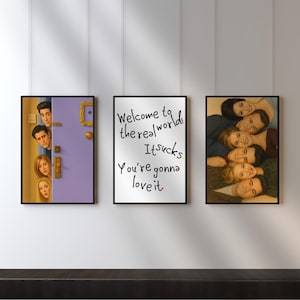 Può includere: Tre quadri incorniciati. Il quadro a sinistra mostra il cast di una popolare serie TV che sbircia attraverso una porta viola. Il quadro centrale ha il testo "Welcome to the real world! It sucks. You're gonna love it." Il quadro a destra mostra il cast.