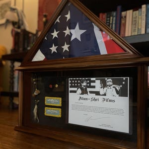 Vitrine de luxe Checkmate Lincolnites avec drapeaux d'arrière-plan, accessoires uniques et certificat d'authenticité dédicacé