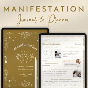 以下が含まれることがあります： 金色の表紙に「manifestation」の文字とイラストが描かれた、デジタルマニフェストジャーナルとプランナー。ジャーナルは「Monthly Manifestation」というタイトルのページが開かれており、自己反省を促すプロンプトが表示されています。「Journal & Planner」の文字も表示されています。