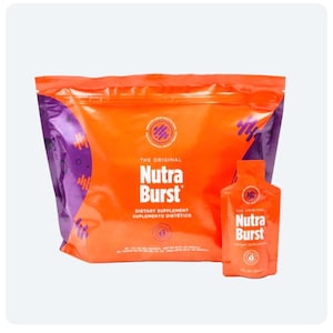 Puede incluir: Una bolsa naranja y un sobre de una sola porci&oacute;n del suplemento diet&eacute;tico "Nutra Burst". La bolsa tiene un dise&ntilde;o morado y naranja con el texto "The Original Nutra Burst" en blanco. El sobre tiene el mismo texto y dise&ntilde;o.