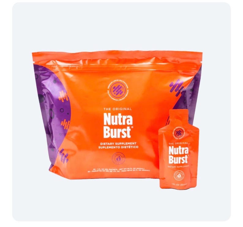 Puede incluir: Una bolsa naranja y un sobre de una sola porci&oacute;n del suplemento diet&eacute;tico "Nutra Burst". La bolsa tiene un dise&ntilde;o morado y naranja con el texto "The Original Nutra Burst" en blanco. El sobre tiene el mismo texto y dise&ntilde;o.