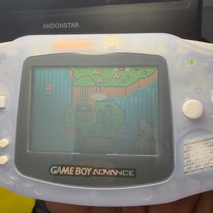 Nintendo Game Boy Advance: nieuwe schaal en knoppen: Glacier