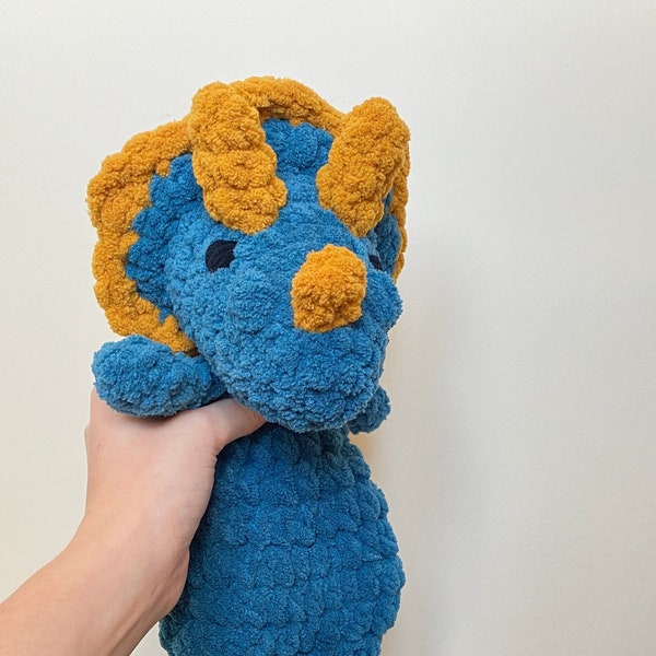 Doudou crochet Tricératops personnalisable idée cadeau naissance