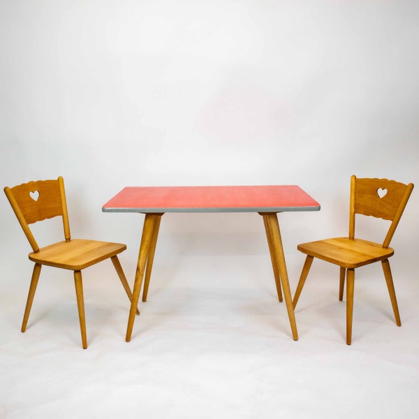 Bureau enfant vintage rouge avec 2 fauteuils en bois | Conception des années 1950 | Moderne du milieu du siècle | Table et chaise Montessori | Tableau d'activité