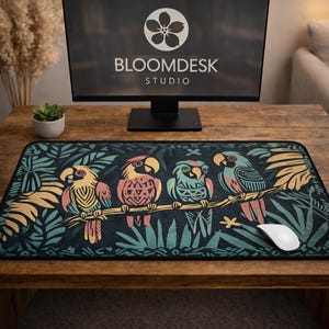 Alfombrilla de escritorio con loro tropical / Decoración de oficina estilo tiki en tonos suaves