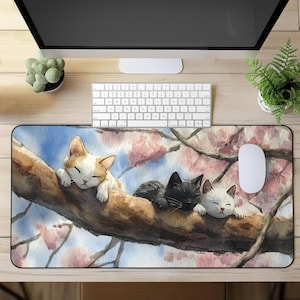 Schreibtischunterlage Katze: Schlafende Kätzchen & Kirschblüten