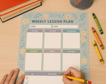 Könnte beinhalten: Ein Wochenstundenplan mit floralen Akzenten liegt auf einem Holztisch. Ein orangefarbener Wecker, Bücher und ein Stifthalter mit Buntstiften befinden sich auf dem Schreibtisch. Eine Hand schreibt mit einem gelben Bleistift auf den Stundenplan. Buntstifte sind verstreut.