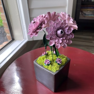 Fiori di dalia in metallo fatti a mano