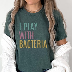 Lustiges Mikrobiologie T-Shirt: Ich spiele mit Bakterien, Apotheker Studenten Geschenk