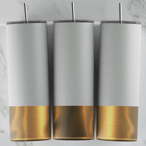 Peut inclure: Trois gobelets blancs avec un fond doré. Les gobelets ont une surface texturée et sont alignés en rangée.