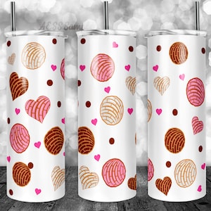 Puede incluir: Tres vasos de acero inoxidable blancos con un patrón de pasteles en forma de corazón rosa y marrón y corazones rosas sobre un fondo blanco.