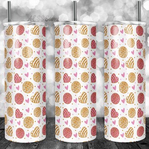 Puede incluir: Tres vasos blancos con un patrón rosa y marrón de corazones y pasteles. Los vasos están alineados en una fila.