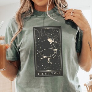 Le t-shirt surdimensionné Silly One Goose Comfort Colors, chemise de carte de tarot d'oie, vêtements d'oie à la mode, t-shirt Witchy Cottagecore, cadeau d'amant de tarot