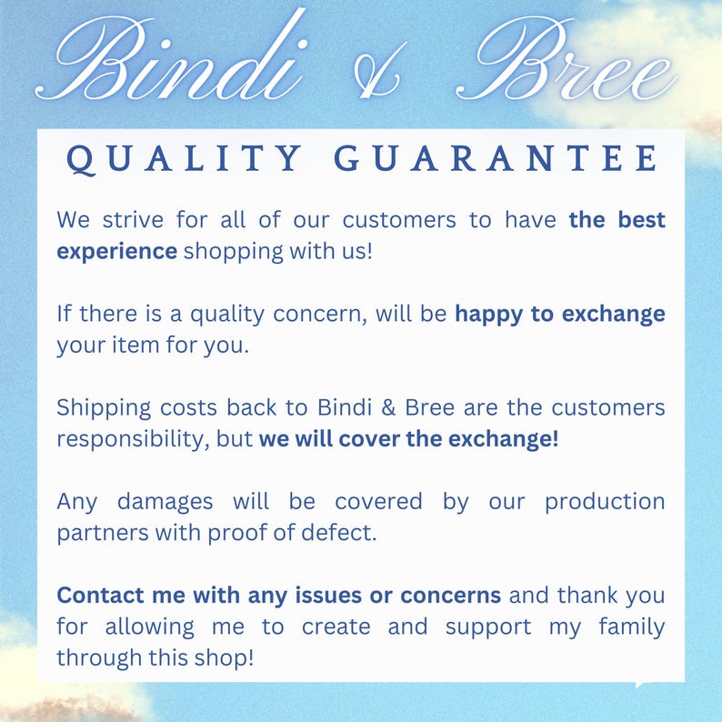Pode incluir: Texto sobre um fundo azul com nuvens brancas que diz "Bindi & Bree GARANTIA DE QUALIDADE" e explica o compromisso da loja com a satisfa&ccedil;&atilde;o do cliente e a qualidade. O texto indica que a loja trocar&aacute; os itens se houver um problema de qualidade e cobrir&aacute; os custos de envio de devolu&ccedil;&atilde;o. O texto tamb&eacute;m indica que quaisquer danos ser&atilde;o cobertos pelos parceiros de produ&ccedil;&atilde;o da loja com uma prova de defeito. O texto termina com uma mensagem para entrar em contato com a loja para qualquer problema ou preocupa&ccedil;&atilde;o e agradecer aos clientes por seu apoio.