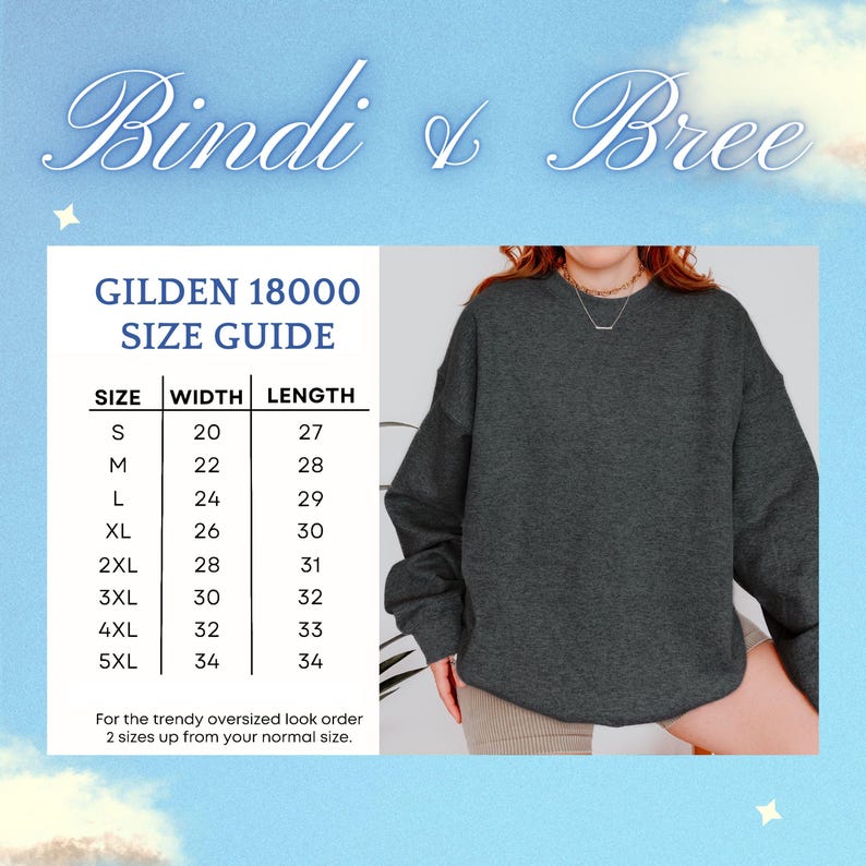 Pode incluir: Tabela de tamanhos para sweatshirts Gildan 18000, mostrando as medidas de largura e comprimento em polegadas para os tamanhos S a 5XL. A tabela &eacute; impressa em um fundo branco com um padr&atilde;o de nuvens azuis e brancas. O texto "Bindi & Bree" &eacute; impresso em uma fonte cursiva no topo da tabela.