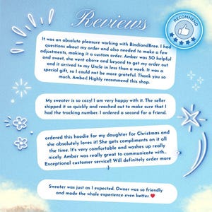 Pode incluir: Um fundo azul com estrelas e flores brancas. O texto "Reviews" est&aacute; no topo da imagem. Existem tr&ecirc;s avalia&ccedil;&otilde;es de clientes sobre uma loja. A primeira avalia&ccedil;&atilde;o diz "Foi um prazer absoluto trabalhar com BindiandBree. Tive perguntas sobre meu pedido e tamb&eacute;m precisei fazer alguns ajustes, tornando-o um pedido personalizado. Amber foi T&Atilde;O prestativa e doce, fez o poss&iacute;vel para que meu pedido sa&iacute;sse e chegou ao meu tio em menos de uma semana. Era um presente especial, ent&atilde;o n&atilde;o poderia estar mais grata. Muito obrigada, Amber! Recomendo fortemente esta loja."