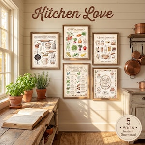 Op de afbeelding: Een verzameling van vijf ingelijste keukenprints met de woorden "Kitchen Love" erboven. De prints bevatten illustraties van keukengerei, kruiden, specerijen en groenten. De onderste print heeft de tekst "The Kitchen is the Heart of the Home".