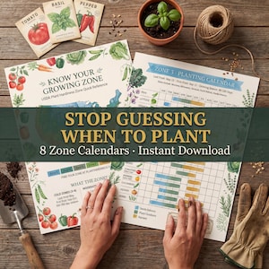 Op de afbeelding: Afbeelding met zaadzakjes voor tomaat, basilicum en peper. Bevat plantkalenders en zonegidsen met de tekst "Stop Guessing When to Plant". Een kleine potplant, touw en tuinhandschoenen zijn ook zichtbaar.