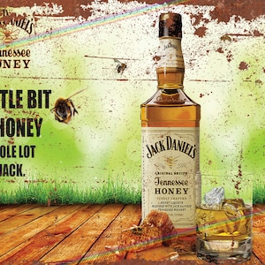 Peut inclure: Une pancarte en métal rouillé avec un fond vert et une bouteille de whisky Jack Daniel's Tennessee Honey. La pancarte dit "Un peu de miel, beaucoup de Jack."
