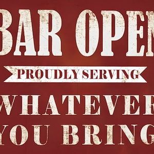 Puede incluir: Señal de metal roja con texto blanco que dice "Bar Abierto" y "Sirviendo con orgullo lo que traigas".