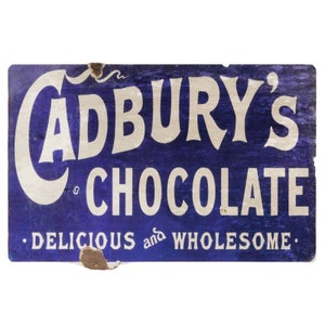 Op de afbeelding: Een vintage blauw en wit bord met de tekst "Cadbury's Chocolate - Delicious and Wholesome".