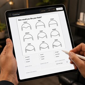 Puede incluir: Una tableta digital que muestra un formulario de plan de tratamiento de micropigmentación capilar. La pantalla presenta nueve dibujos lineales en blanco y negro de diferentes estilos de línea de cabello etiquetados como Receded, Boxed, Straight, Irregular, Peaked, Rounded, Shaped, Faded y Broken.