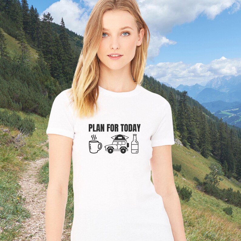 K&ouml;nnte beinhalten: Wei&szlig;es T-Shirt mit schwarzem Text "Plan for today" und einem Kaffeebecher, einem Auto mit einem Zelt auf dem Dach und einer Bierflasche.