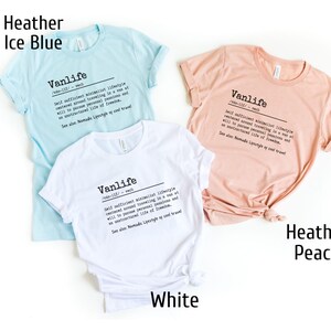 Puede incluir: Tres camisetas de diferentes colores: azul hielo jaspeado, blanco y melocot&oacute;n jaspeado. Cada camiseta presenta un gr&aacute;fico con la palabra "Vanlife" definida como un "estilo de vida minimalista autosuficiente centrado en viajar en una furgoneta a voluntad para perseguir pasiones personales y una vida no estructurada de libertad. Ver tambi&eacute;n: Estilo de vida n&oacute;mada de viajes geniales."