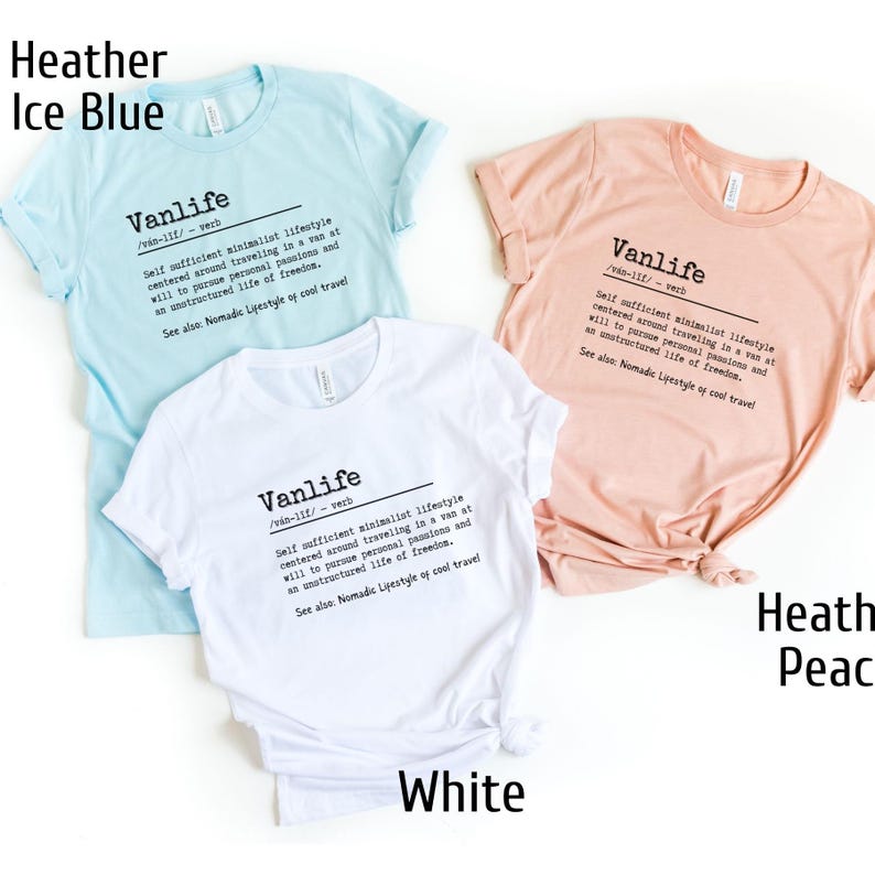 Puede incluir: Tres camisetas de diferentes colores: azul hielo jaspeado, blanco y melocot&oacute;n jaspeado. Cada camiseta presenta un gr&aacute;fico con la palabra "Vanlife" definida como un "estilo de vida minimalista autosuficiente centrado en viajar en una furgoneta a voluntad para perseguir pasiones personales y una vida no estructurada de libertad. Ver tambi&eacute;n: Estilo de vida n&oacute;mada de viajes geniales."