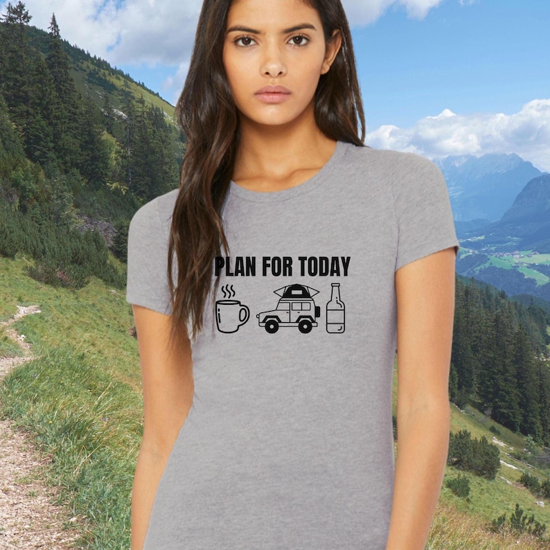 K&ouml;nnte beinhalten: Ein graues T-Shirt mit dem Text "Plan for today" und einer Grafik einer Kaffeetasse, eines Autos mit einem Zelt auf dem Dach und einer Flasche Bier.