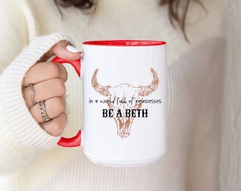 BE A Beth Tazas de café de dos tonos, 15 oz En un mundo lleno de princesas. Consigue un poco de rasgadura en tus jeans, vaquero, vaquera, estilo occidental, rancho amarillo