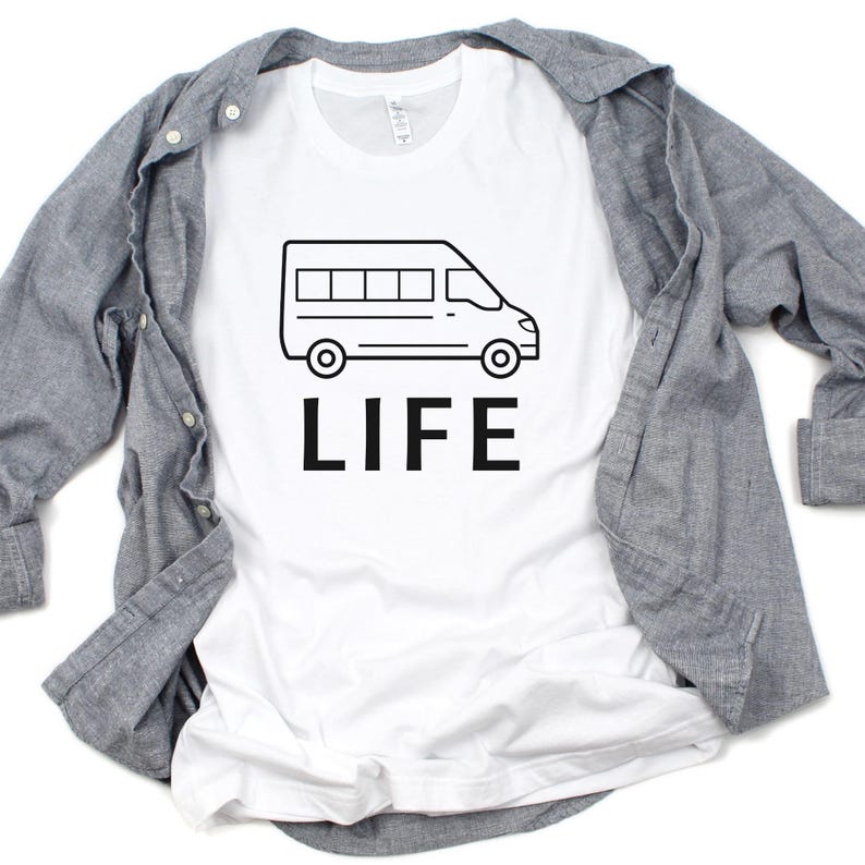 Op de afbeelding: Wit T-shirt met een zwarte omtrek van een bestelwagen en het woord "LIFE" erop gedrukt.