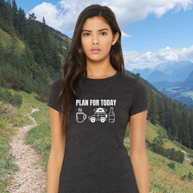 K&ouml;nnte beinhalten: Ein dunkelgraues T-Shirt mit einem wei&szlig;en Grafikdesign. Die Grafik zeigt eine Tasse Kaffee, ein Auto mit einem Zelt auf dem Dach und eine Flasche Bier. Der Text "PLAN FOR TODAY" befindet sich &uuml;ber der Grafik.