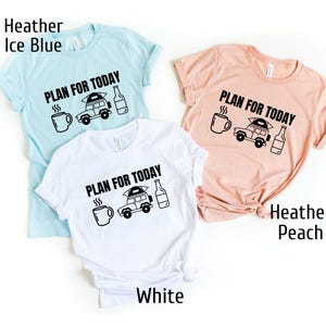 Puede incluir: Tres camisetas de manga corta en azul claro, blanco y melocot&oacute;n. Cada camiseta presenta el texto "PLAN FOR TODAY" sobre un gr&aacute;fico de una taza de caf&eacute;, un coche con una tienda de techo y una botella. Las camisetas son de material suave.
