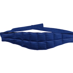 Puede incluir: Una envoltura pesada rectangular de color azul oscuro con una correa larga. La envoltura está dividida en varias secciones rectangulares, y la correa se extiende desde un extremo. La tela tiene una textura acanalada.