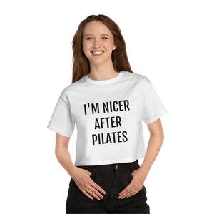Camiseta recortada - Soy más agradable después de pilates - camisa de pilates divertida
