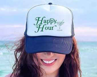 Happy Hour Trucker Hat, Casquette camionneur d'été pour femme, Casquette de baseball Tini Time, Chapeau pour boire un verre, Chapeau de martini sale, La plus belle des heures, Preppy