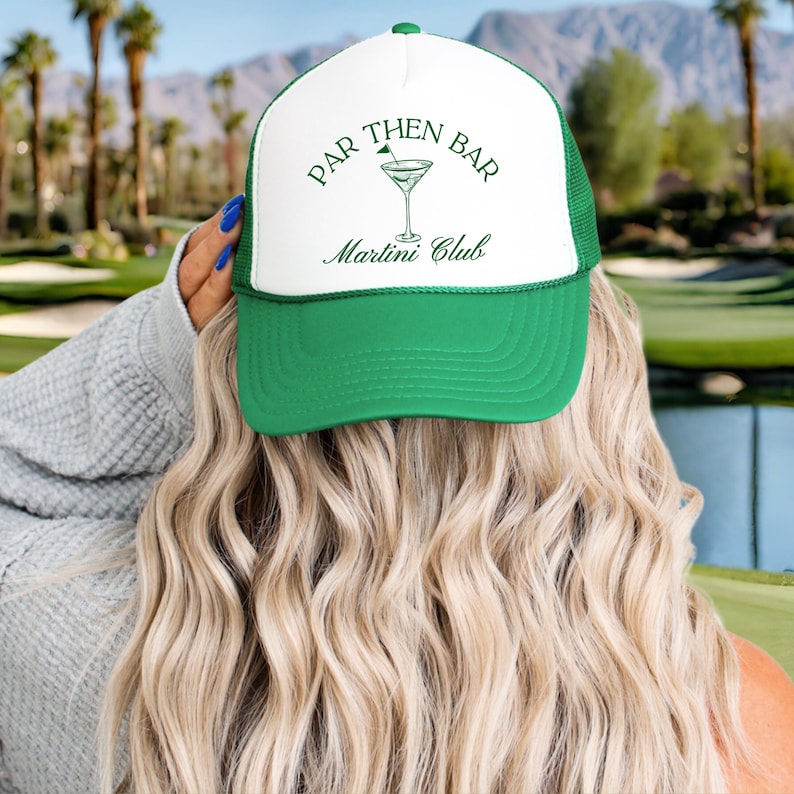 Op de afbeelding: Een groene en witte truckercap met de tekst "Par Then Bar Martini Club" en een martini-glasafbeelding.
