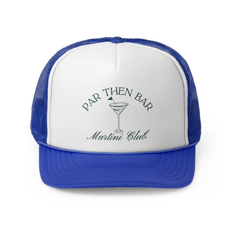 Op de afbeelding: Witte truckercap met een blauw mesh achterpaneel. De voorkant van de pet heeft een groen-wit logo met de tekst "Par Then Bar Martini Club" met een martini-glasafbeelding.