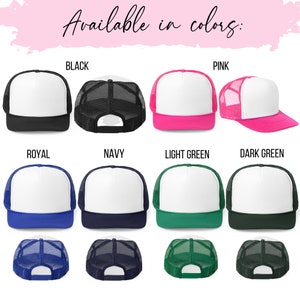 Op de afbeelding: Een set van 10 trucker caps in verschillende kleuren, waaronder zwart, roze, koninklijk blauw, marineblauw, lichtgroen, donkergroen en wit. De caps hebben een wit voorpaneel en een mesh achterpaneel.