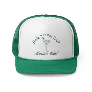 Op de afbeelding: Witte en groene truckercap met de tekst "Par Then Bar Martini Club" en een martini-glasafbeelding.