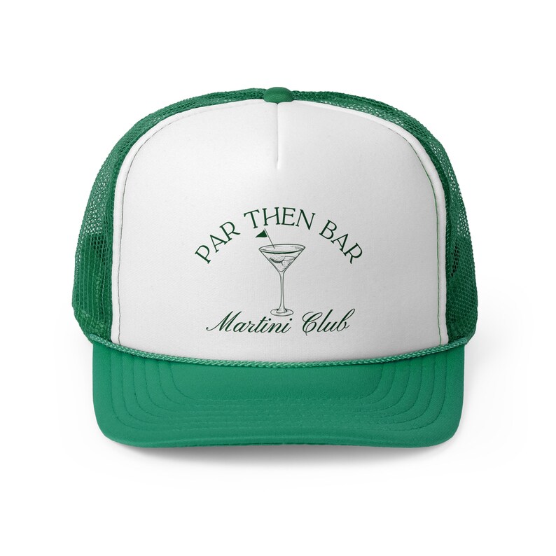 Op de afbeelding: Witte en groene truckercap met de tekst "Par Then Bar Martini Club" en een martini-glasafbeelding.