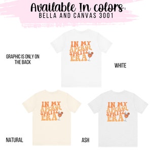 Peut inclure: Trois t-shirts avec le texte "In My Aperol Spritz Era" et un graphique d'un verre d'Aperol Spritz. Les t-shirts sont disponibles en blanc, naturel et gris.
