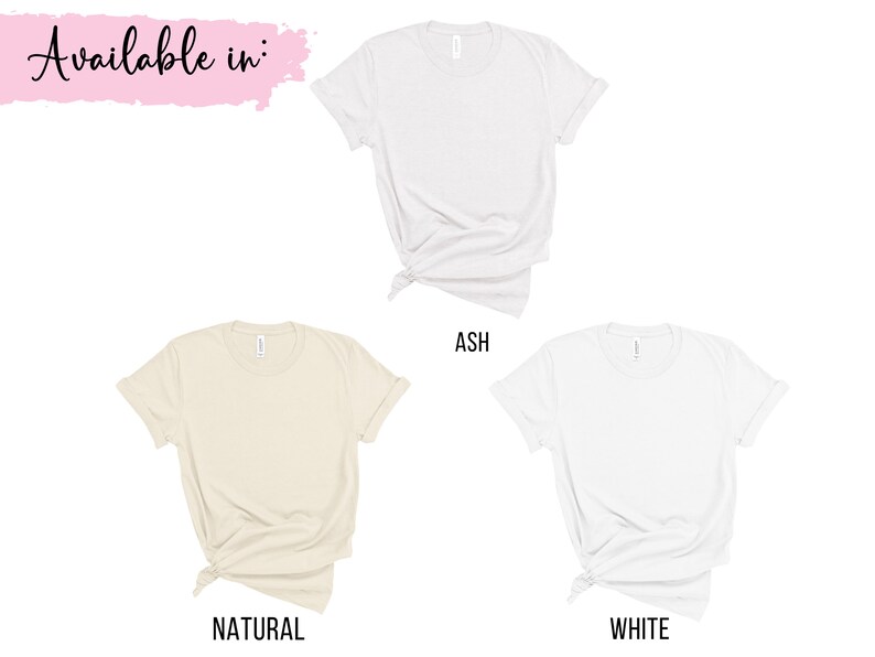 Peut inclure: Trois t-shirts de couleurs diff&eacute;rentes&nbsp;: gris cendr&eacute;, naturel et blanc. Les t-shirts sont pos&eacute;s &agrave; plat et ont un aspect nou&eacute;. Le texte "Available in&nbsp;:" est &eacute;crit en rose en haut de l&rsquo;image.