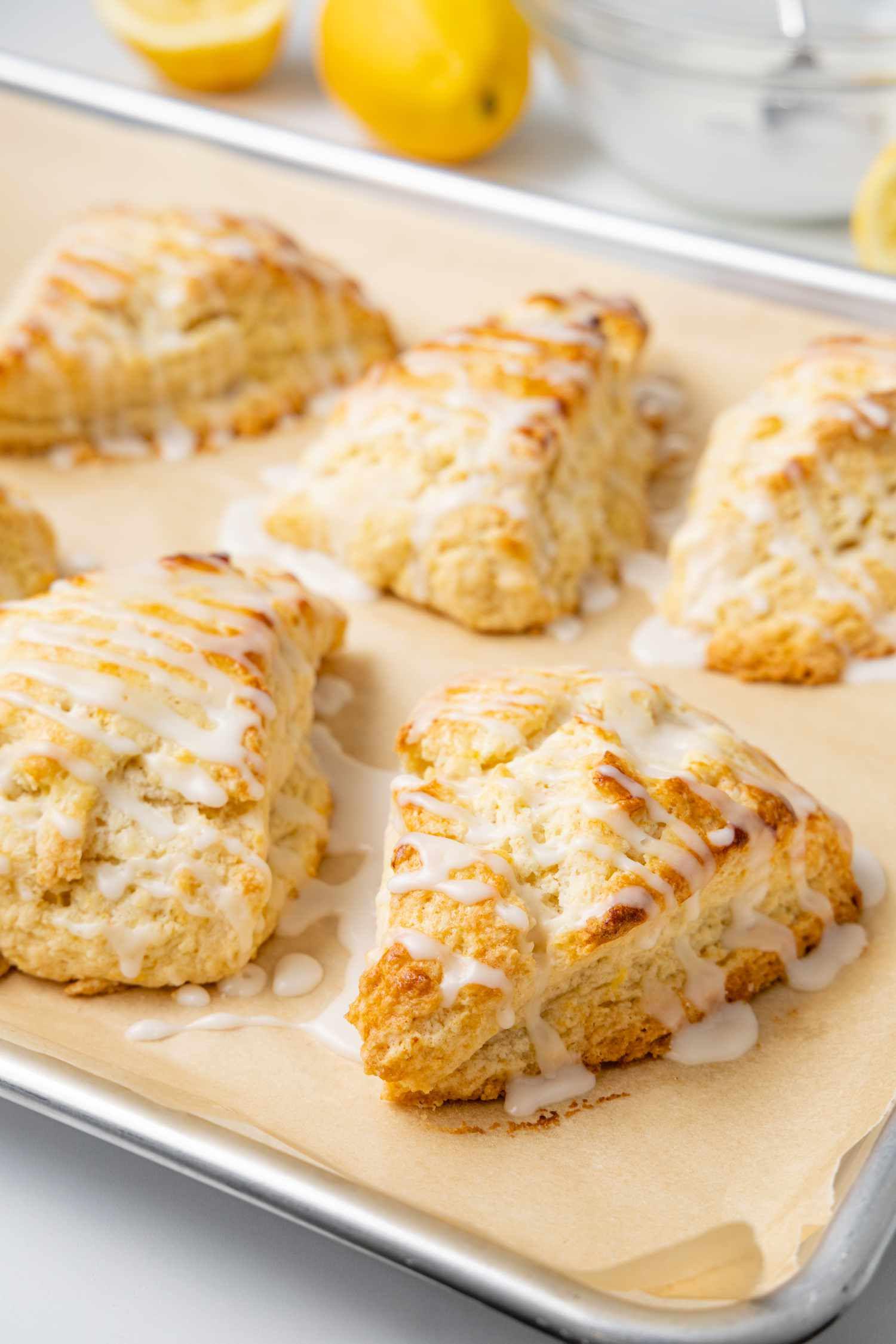 Scones fatti a mano con amore: 6 grandi scones, burrosi, friabili, al cioccolato, preparati su ordinazione, disponibili in 10 gustose varietà.